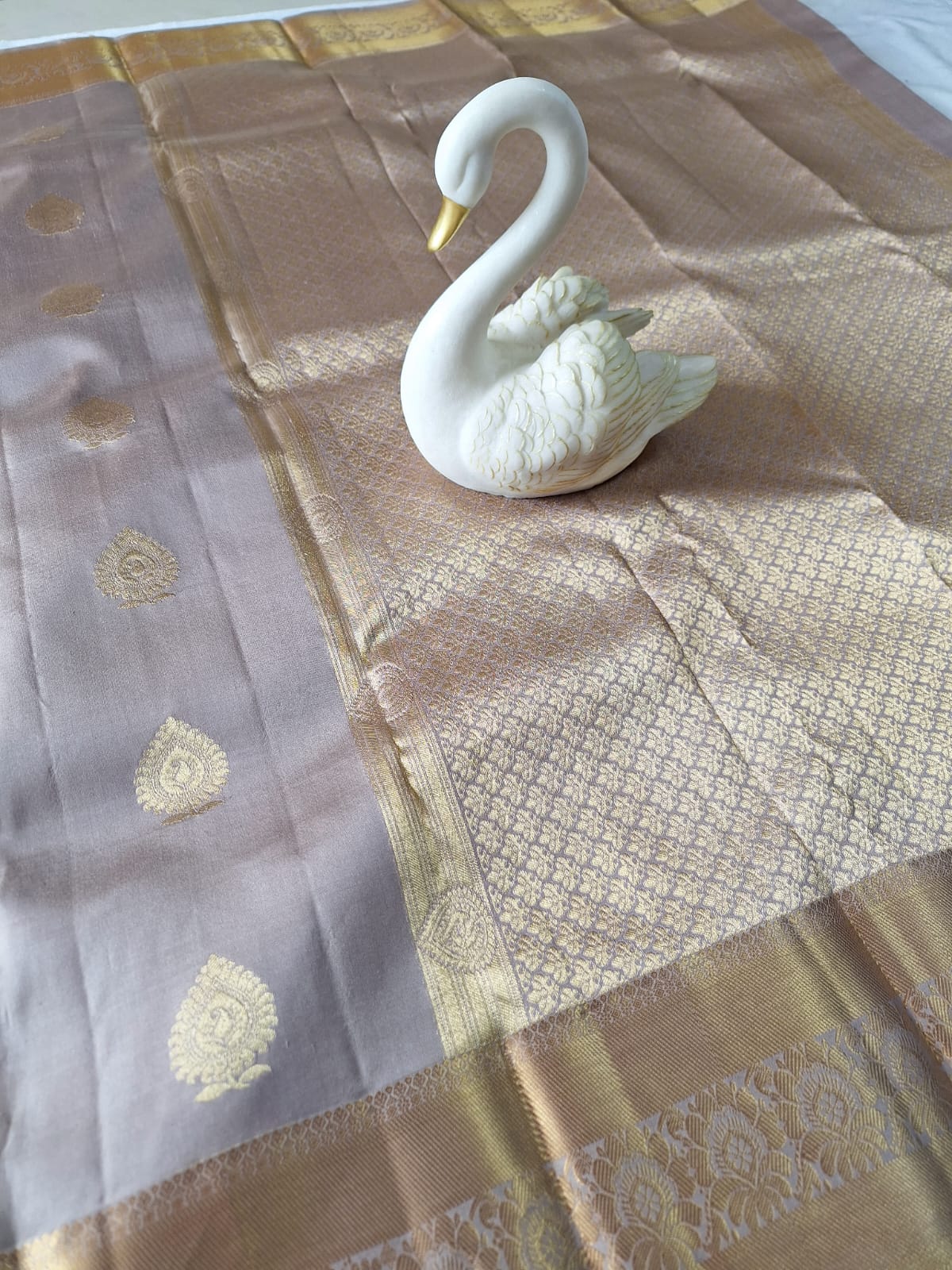 Pure Kanjeevaram Handloom Silk - Mauve & Golden Spades Motifs